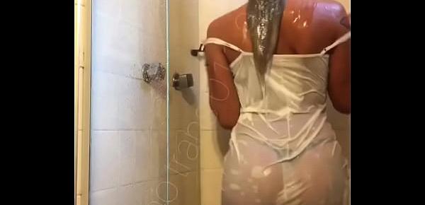  Narizinho trans dançando toda molhada no chuveiro
